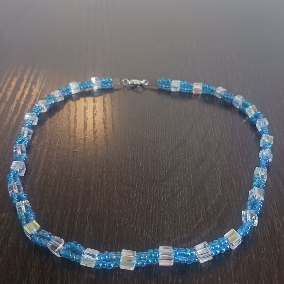 Translucent cube beaded necklace - Picture 3 of 5